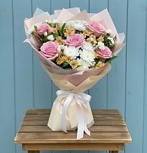 Букет цветов из:  Гвоздики, Орхидеи и Розы в Большеречье