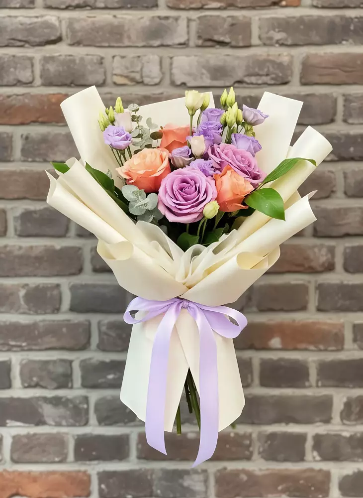 Букет цветов из: Лизиантусы и Розы в Большеречье