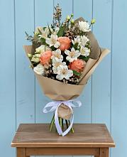 Букет цветов из:  Альстромерии, Лизиантусы, Розы и Хризантемы в Большеречье