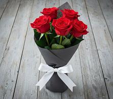 Букет 5 Красных роз Эдлесс Лав в Большеречье