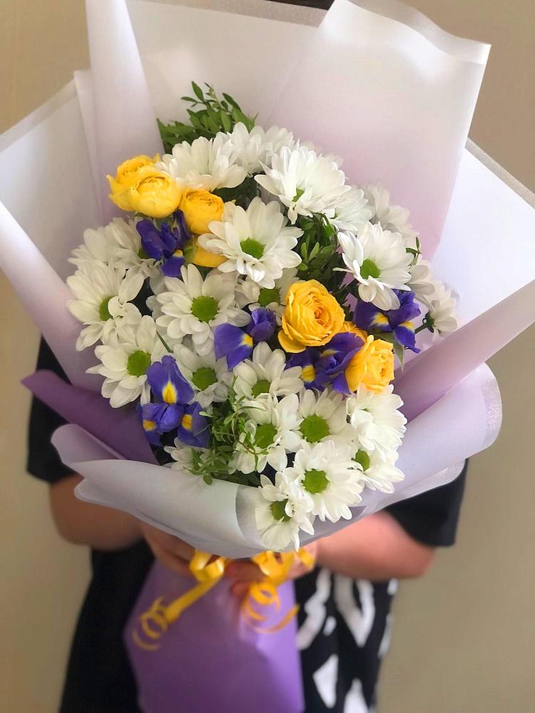 Букет цветов из: Ирисы, Хризантемы и Розы в Большеречье