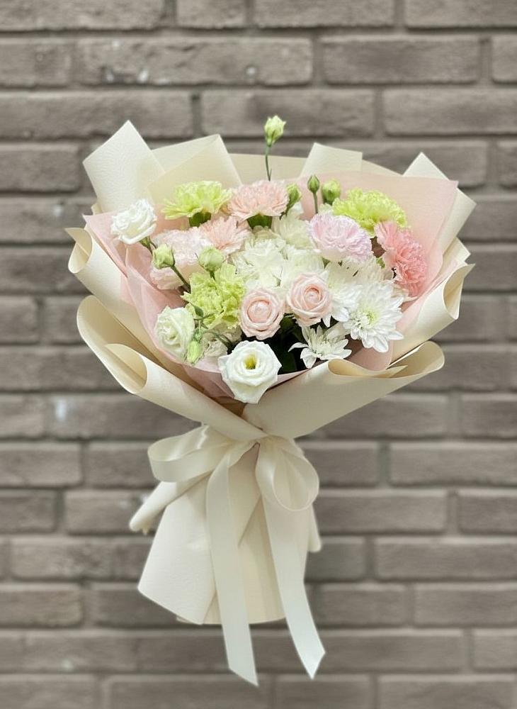 Букет цветов из: Гвоздики, Розы, Лизиантусы и Хризантемы в Большеречье