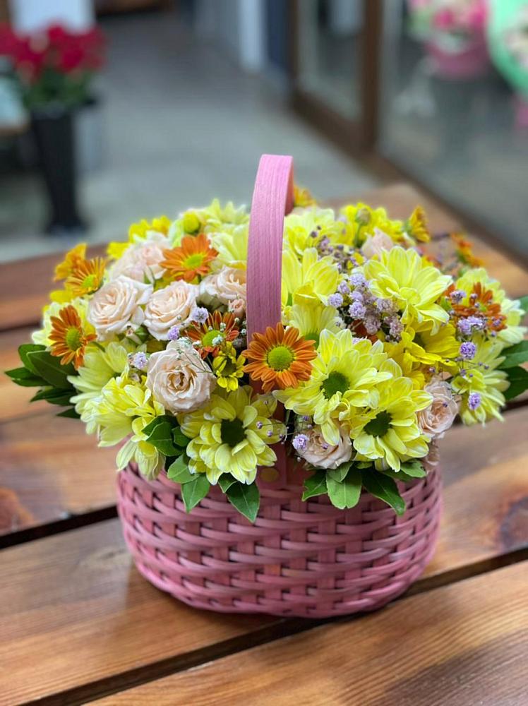 Цветочная композиция из Хризантемы и Розы в корзине в Большеречье