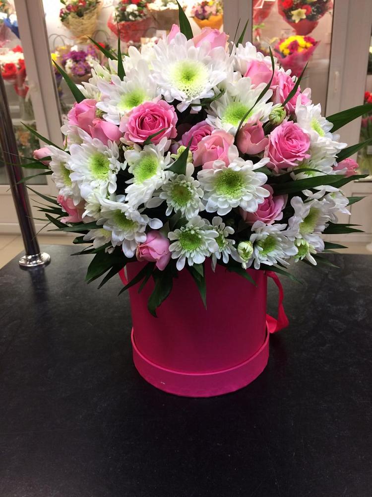 Цветочная композиция из Розы и Хризантемы в шляпной коробке в Большеречье