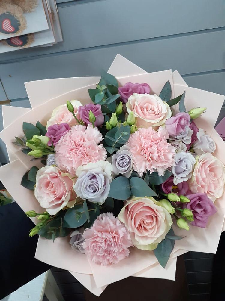 Букет цветов из: Розы, Гвоздики и Лизиантусы в Большеречье